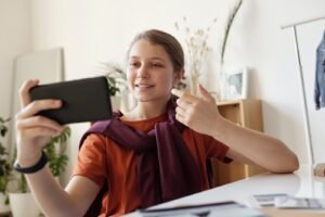 فتاة مراهقة تستخدم الهاتف الذكي