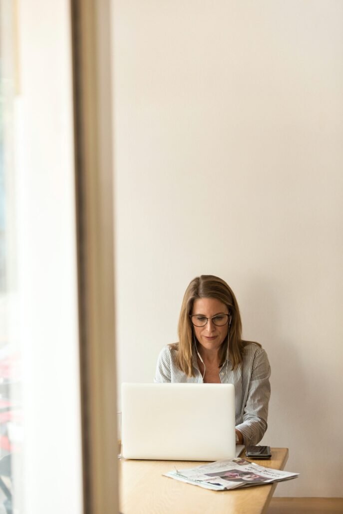 pexels linkedin sales navigator 1251828 - كلنا أمهات